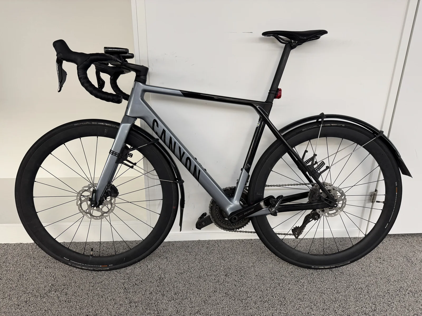 Canyon Ultimate CF SL 7 Di2, grau-schwarz, mit Schutzblechen